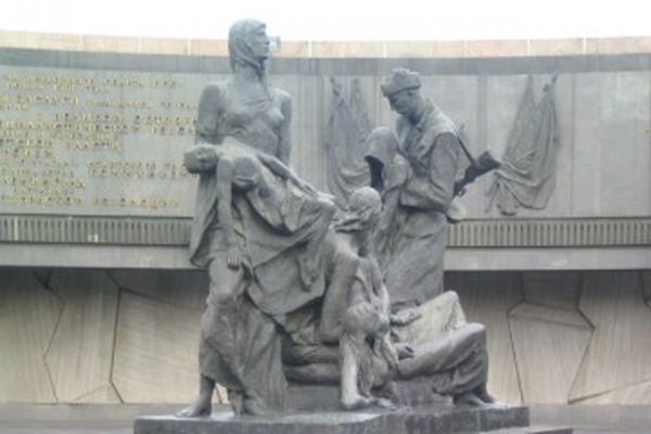 Работа М. Аникушина