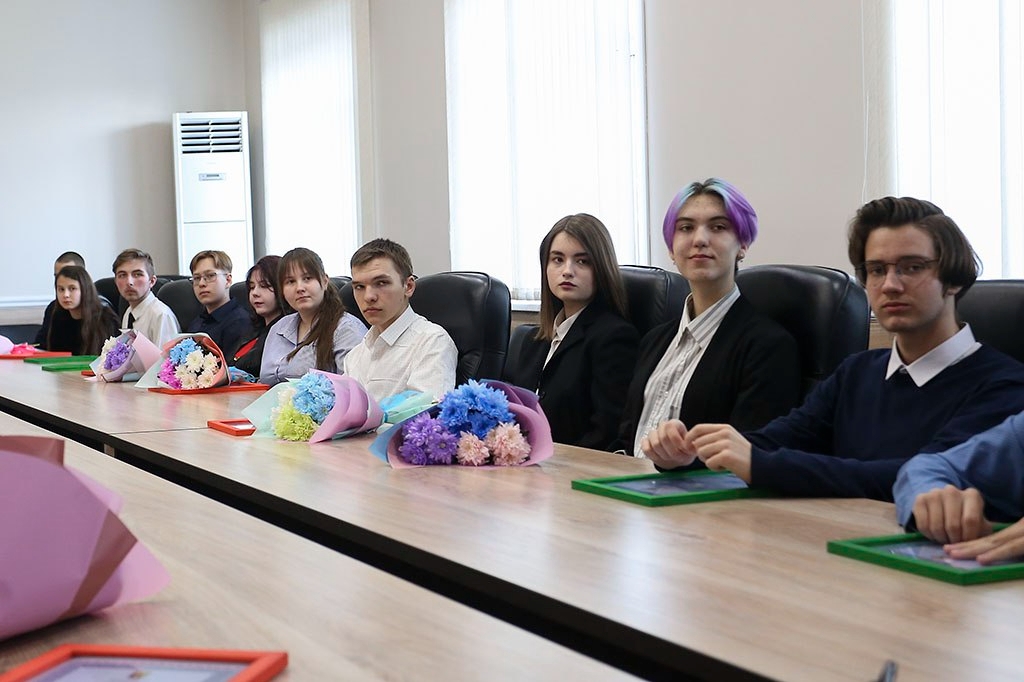 Студенты и школьники Находки получили стипендии главы города пресс-служба администрации НГО
