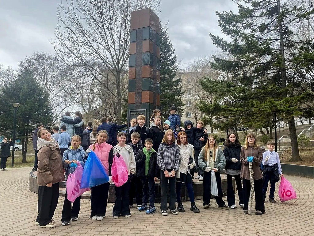 Пятиклассники из школы &quotЛидер-2&quot вместе с классными руководителями наводили чистоту в сквере пресс-служба администрации НГО