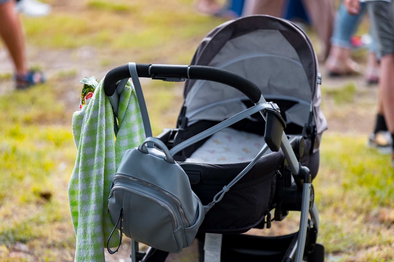 Детская коляска, родители Илья Аверьянов, ИА PrimaMedia