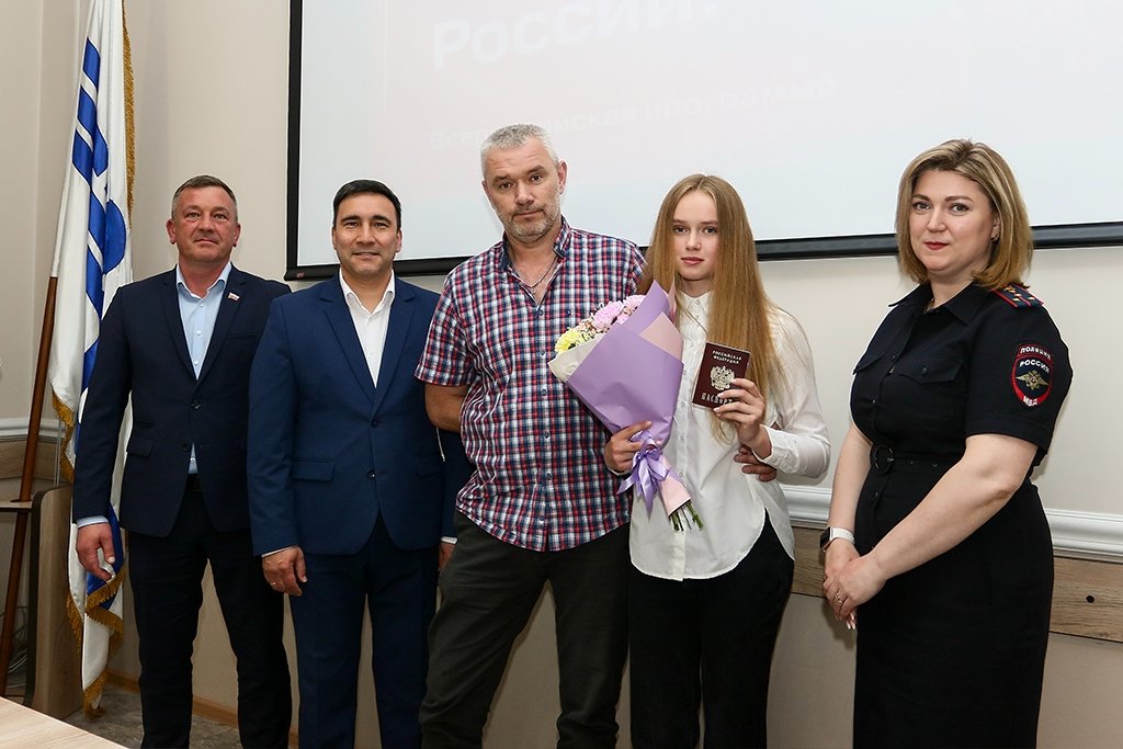 В День рождения Находки, школьникам торжественно вручили паспорта гражданина РФ пресс-служба администрации НГО