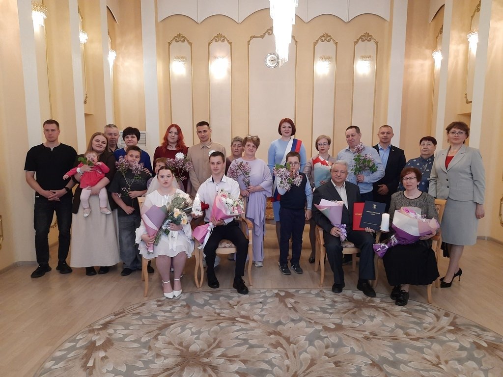 В находкинском ЗАГСе чествовали родителей и молодоженов пресс-служба администрации НГО