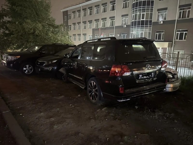 &quotКрузак&quot снес несколько припаркованных машин УМВД РФ по Приморскому краю