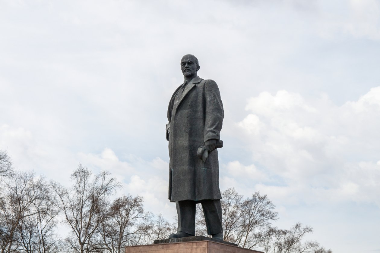 Памятник В.И. Ленину в Южно-Сахалинске