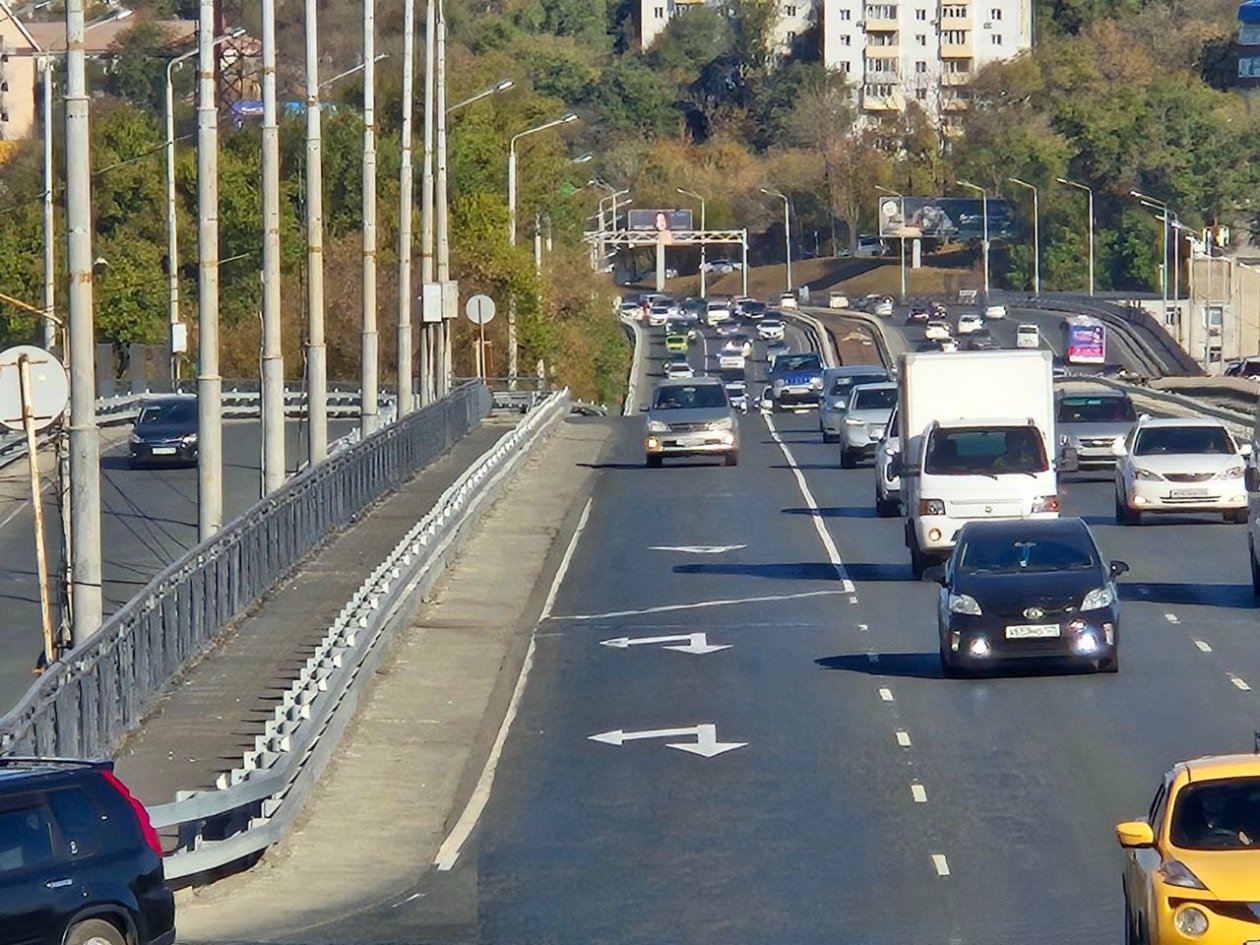 Выделенная полоса на Некрасовском путепроводе
