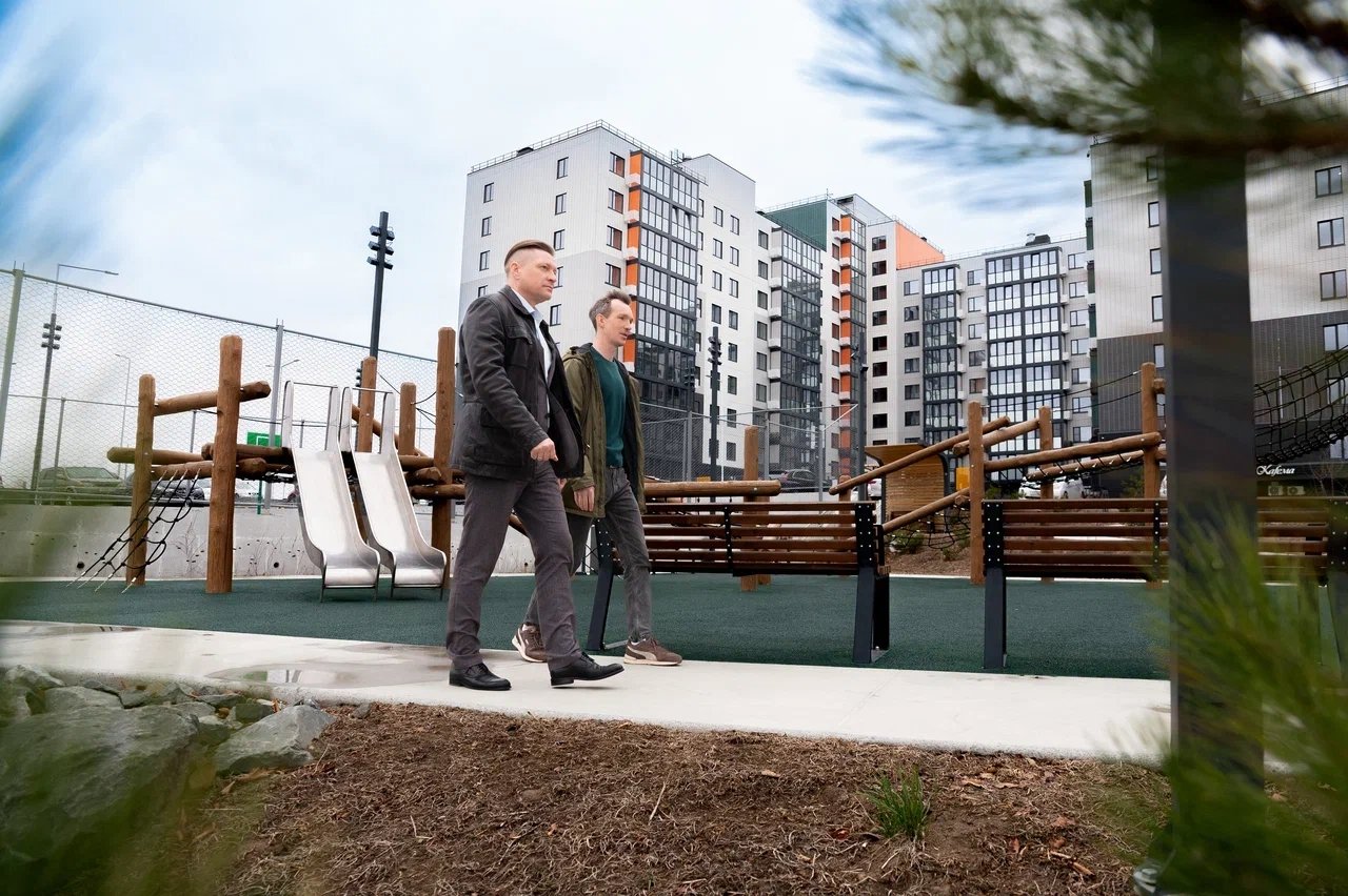 Андрей Артамонов и Сергей Петрачков на экскурсии по DNS Сити Пресс-служба ГК &quotDNS Девелопмент&quot