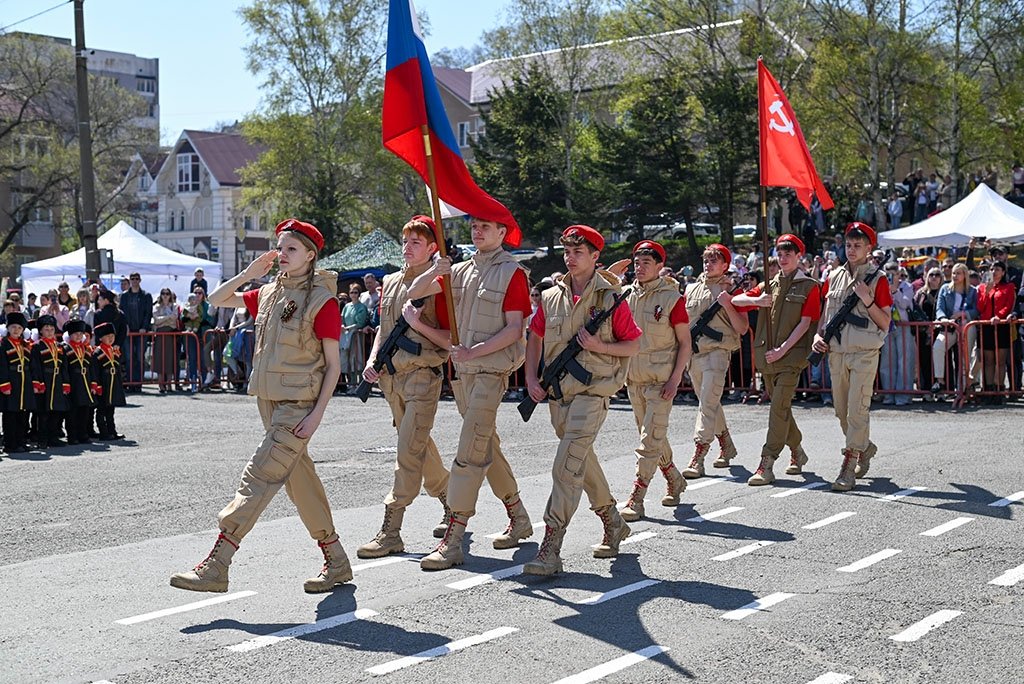 В Находке впервые состоялся парад &quotПравнуки Победы&quot (6+) пресс-служба администрации НГО