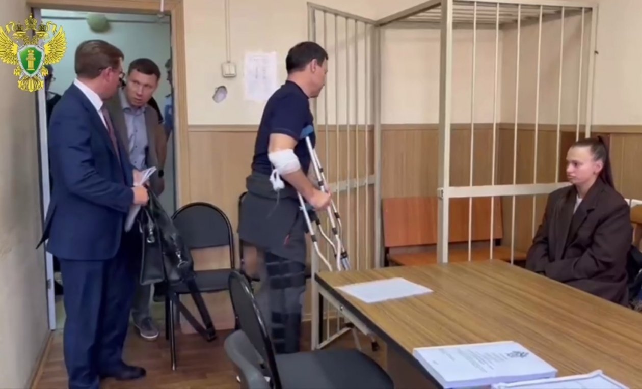 Руслана Маноконова доставили в суд на костылях скрин из видео прокуратуры Приморья