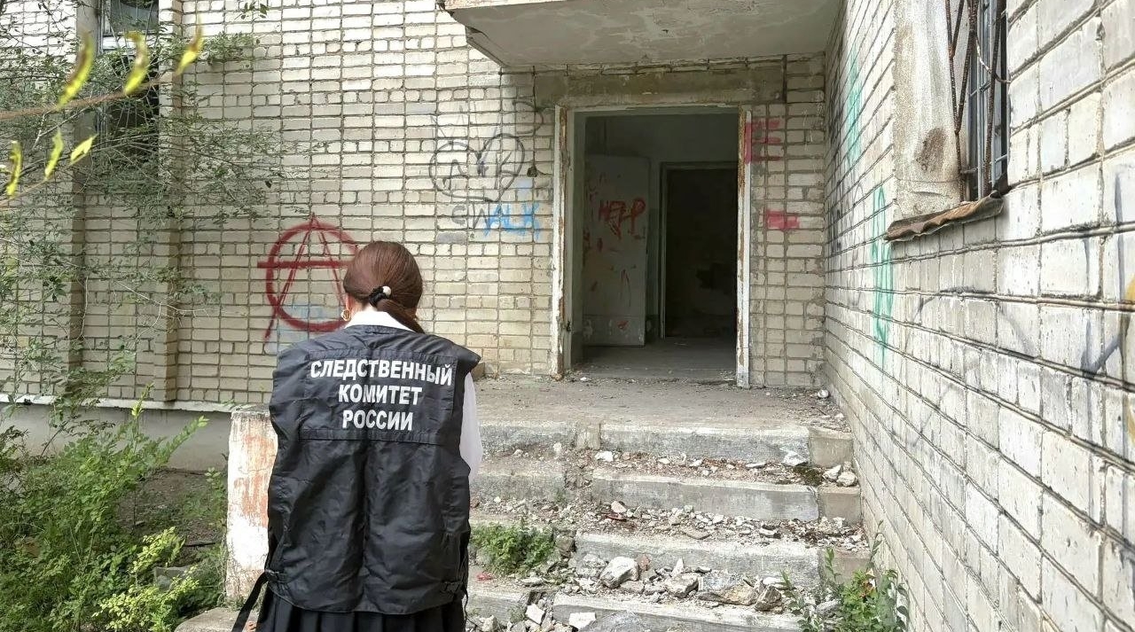 Школьница разбилась насмерть, провалившись в лифтовую шахту в заброшенном доме Следком